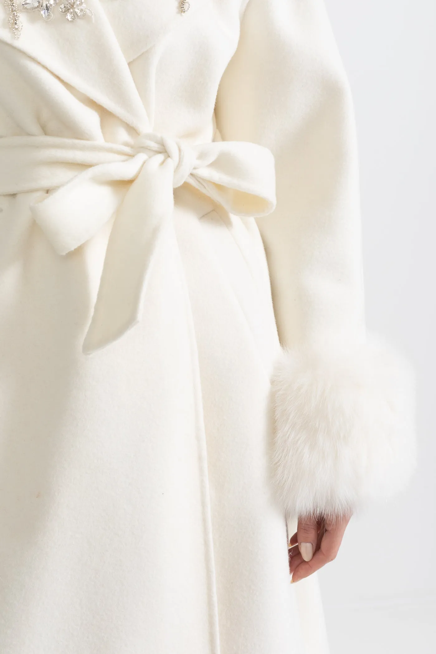 Cashmere Overcoat With Fox Fur Cuffs And 3D Floral Detailing - Ivoire